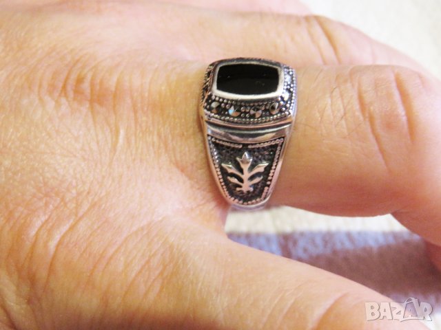 Старинен красив мъжки сребърен пръстен с черен оникс  и множество инкрустирани камъчета маркенази  , снимка 4 - Пръстени - 33577797