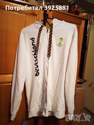 Суичър с качулка на Adidas.