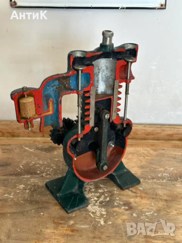 Соц Учебен Макет Модел на Двигател в Разрез, снимка 2 - Антикварни и старинни предмети - 51110858