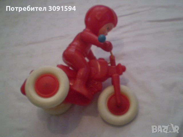 Ретро играчка моторист с мотор червена твърда пластмаса, снимка 10 - Други ценни предмети - 43906757