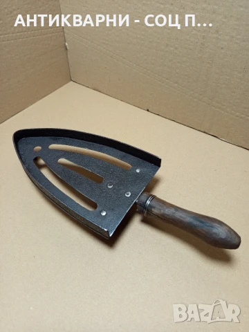 Стара Метална Поставка За Стара Ютия На Жар.