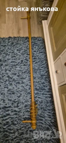 Продавам дървена релса с халки и куки.