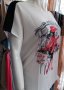 КРАСИВА бяла блуза с червена щампа и леко отворен гръб, снимка 4
