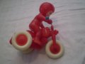 Ретро играчка моторист с мотор червена твърда пластмаса, снимка 10