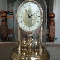 Продавам красив,интересен и стилен часовник-Kundo-Германия.Работи абсолютно точно., снимка 1 - Антикварни и старинни предмети - 44930546