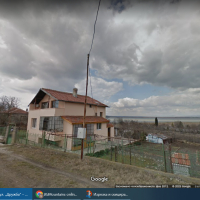 Самостоятелна къща в квартал на Бургас с огромен двор на тихо и спокойно място, снимка 1 - Къщи - 44890494