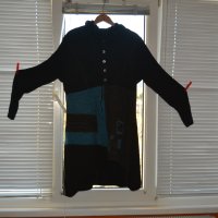 Есенно-зимна черна рокля/туника, с вълнен детайл в синьо и къдрици от тюл, снимка 2 - Рокли - 43140197