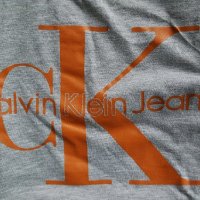 лот 2 артикула тениска Calvin Klein плюс спортно горнище бюстие Calvin Klein , снимка 2 - Тениски - 32801759