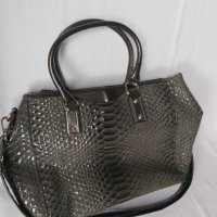 Страхотна Дамска чанта имитираща Змийска кожа, снимка 2 - Чанти - 40121642