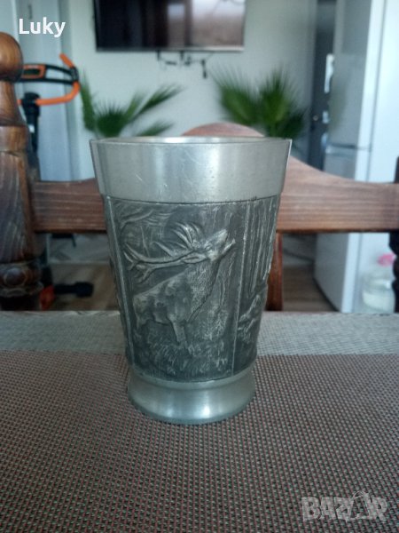Продавам красива, антикварна чаша.Ловни мотиви.Калай.Маркирана., снимка 1