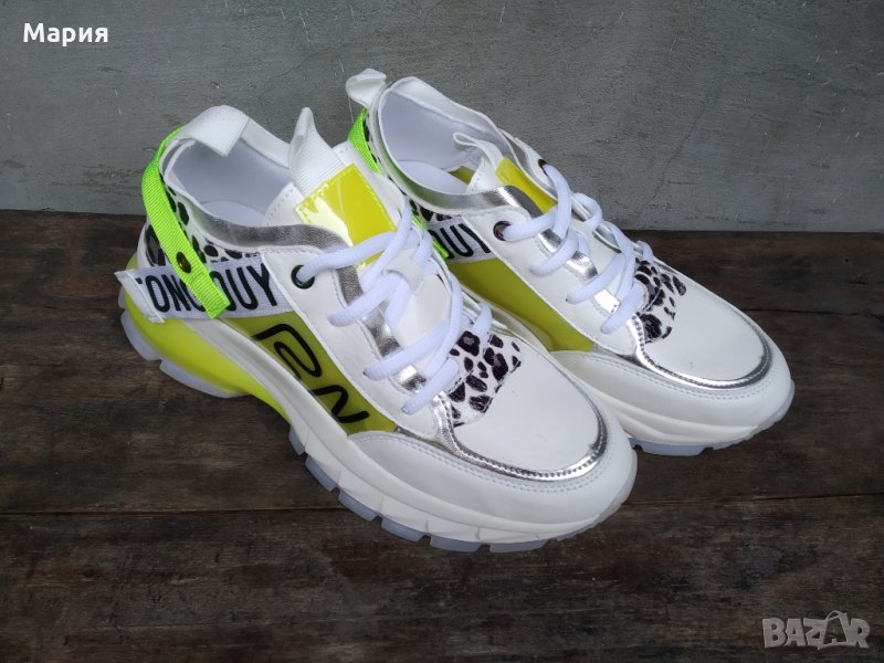 Дамски бели маратонки с неоново, снимка 1