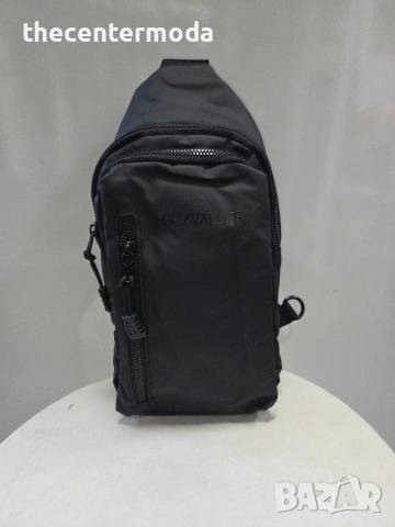 Черна чанта през рамо. 