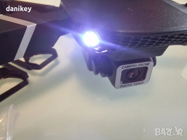 Дрон с двойна камера и WiFi 4 батерии и много резервни перки с проблем, снимка 7 - Електрически играчки - 52488470
