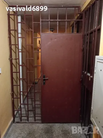 Етажна преградна решетка с масивна врата 