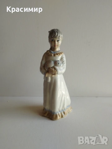 Порцеланова фигурка Sango Испания - момиче, държащо кукла, височина 20 см. 