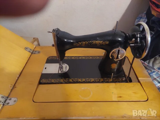 руска крачна шевна машина в шкаф, снимка 2 - Други машини и части - 47505105
