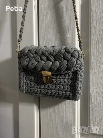 Сива плетена чанта със златен акцент