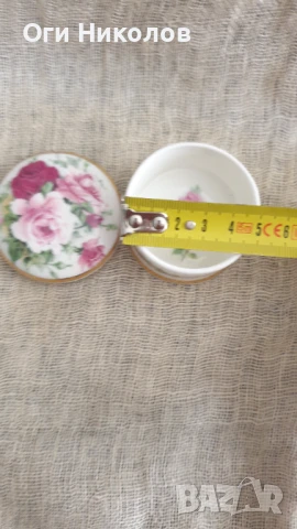 Порцеланова кутийка с позлата и рози, снимка 4 - Антикварни и старинни предмети - 50957824