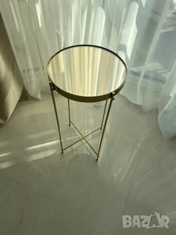 Помощна масичка в златно