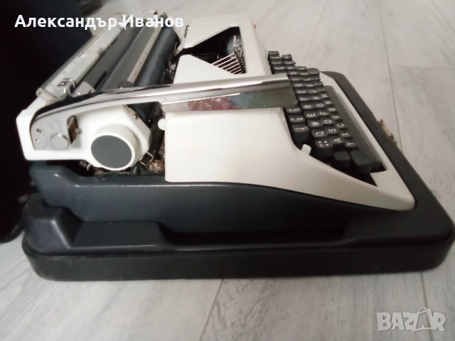  Германска пишеща машина OLYMPIA 1974 г., снимка 5 - Антикварни и старинни предмети - 52891654