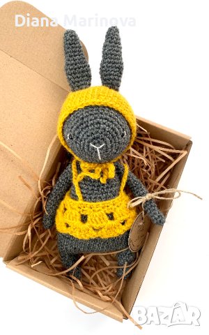 Зайче с шапка, детска играчка ръчна изработка, плетени играчки, подарък за дете, плетено зайче, снимка 5 - Плюшени играчки - 43143529