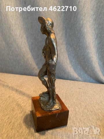 стара калаена статуя  на човек  с шапка върху дървена основа, снимка 2 - Антикварни и старинни предмети - 53065764