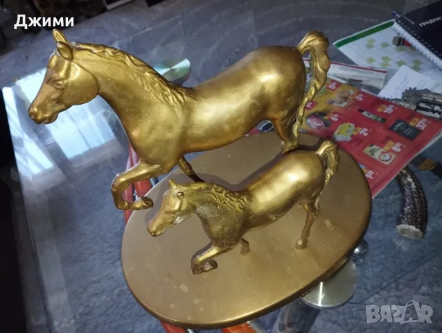 различни бронзови статуетки на коне