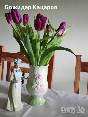 Цена 28 лева за двете. Пращам по Еконт. Вазата е с маркировка, дамата без. За София, може и лично да