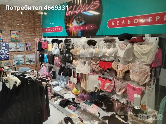 Стилажи за магазин със стока бельо и аксесоари