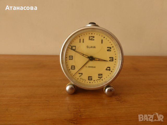 Будилник Слава с 2 крачета часовник, снимка 1 - Антикварни и старинни предмети - 43051530