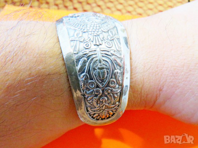 масивна кована  мъжка сребърна гривна с Нефертити, Клеопатра и много египетски мотиви по нея, снимка 8 - Гривни - 37856436