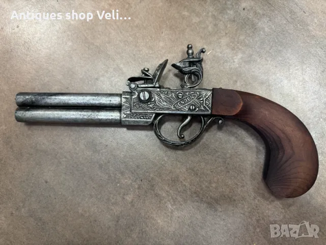 Чифт декоративни пищови №6958 Чифт кремъчни пистолети изработени от метал с дървен приклад. Механизм, снимка 9 - Други ценни предмети - 50419836