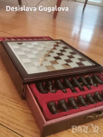 Стъклен шах в луксозна дървена кутия