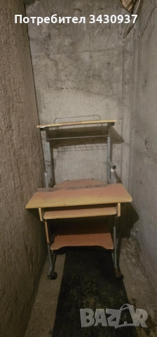 Компютърна маса с дървени повърхности и метален скелет, снимка 3 - Маси - 52413302