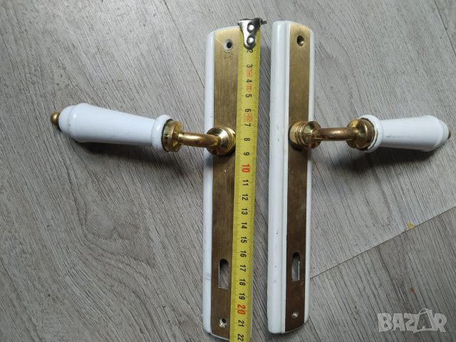 стари месингови дръжки за врата с шилд-комлект, снимка 2 - Други ценни предмети - 38359608