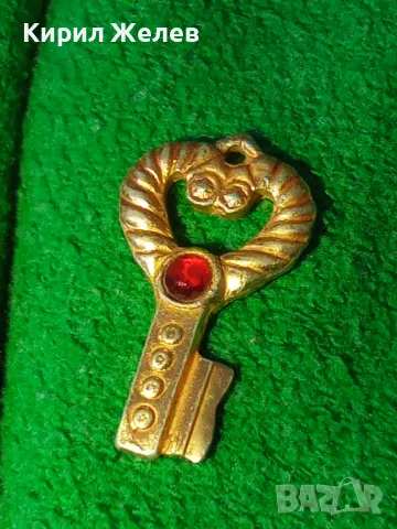 СТАРО ПОЗЛАТЕНО БРОНЗОВО КЛЮЧЕ с ФАСЕТ КРИСТАЛ - АРТ ДЕКО МЕДАЛЬОН 5535, снимка 9 - Антикварни и старинни предмети - 35653693