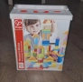 Дървени кубчета в кутия за сортиране Hape - 101 броя, снимка 1