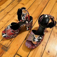 Обувки с ток Bershka, снимка 2 - Дамски обувки на ток - 35609756