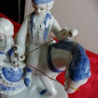 Стара Френска Порцеланова  Статуетка , Двойка с Кон, снимка 3 - Антикварни и старинни предмети - 43112431