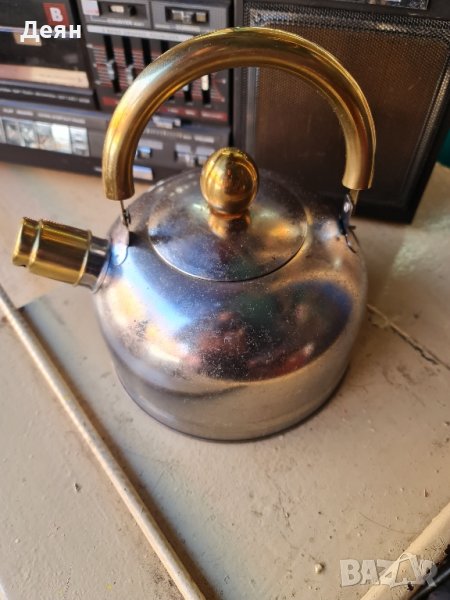 Ретро чайник с цвят злато на дръжката, снимка 1