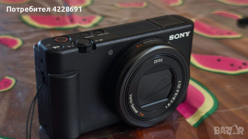Пълен комплект фотоапарат за влогинг Sony ZV-1 + аксесоар Sony GP-VPT2BT+микрофони+фоточанта , снимка 1