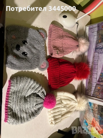 Различни зимни шапки