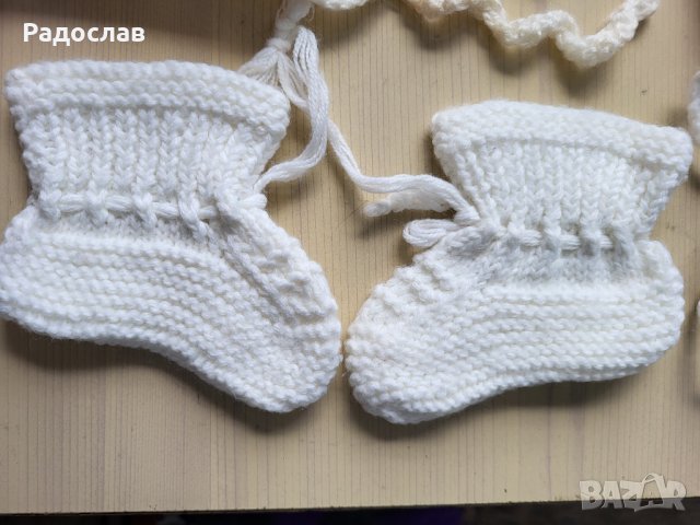 Продавам бебешки терлици и шапки акрил ръчно плетени  , снимка 2 - Бебешки шапки - 37780351