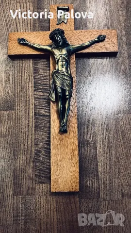 Дървен кръст с бронзова фигура Разпятие Христово 
