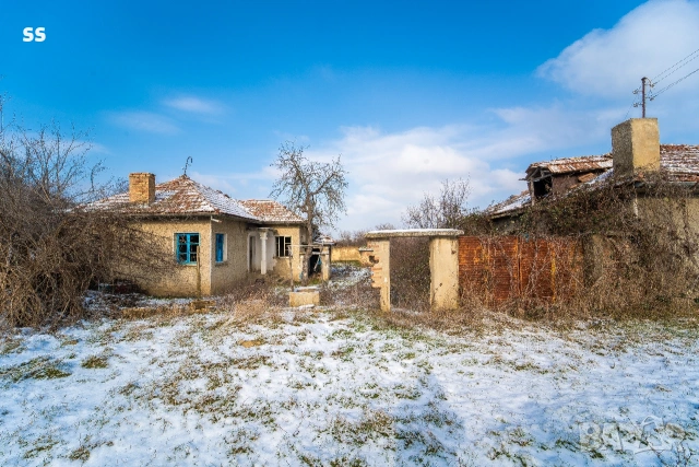 Продавам къща в с. Сушица с 1.2 gka двор и гараж, снимка 2 - Къщи - 53454907