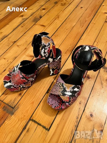 Обувки с ток Bershka, снимка 2 - Дамски обувки на ток - 35609756