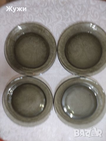 Комплект четири дуралексови чинии, плюс подарък още една, снимка 1 - Сервизи - 40390722