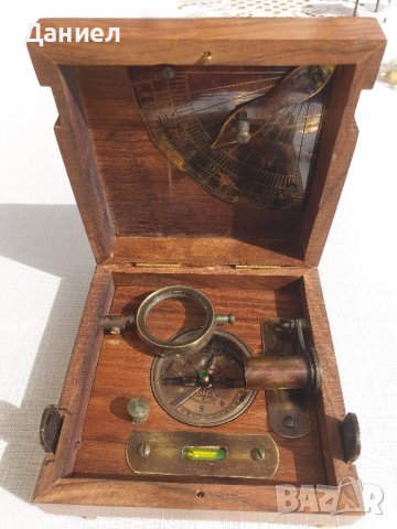 Секстант с компас в дървена кутия