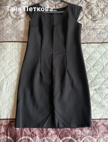 Изчистена дамска черна рокля 