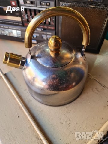 Ретро чайник с цвят злато на дръжката